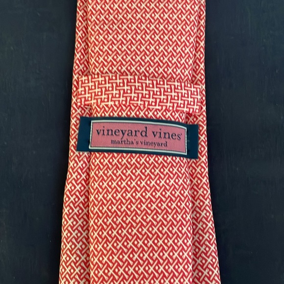 Vineyard Vines - basic pattern tie 100% silk - Picture 3 of 5